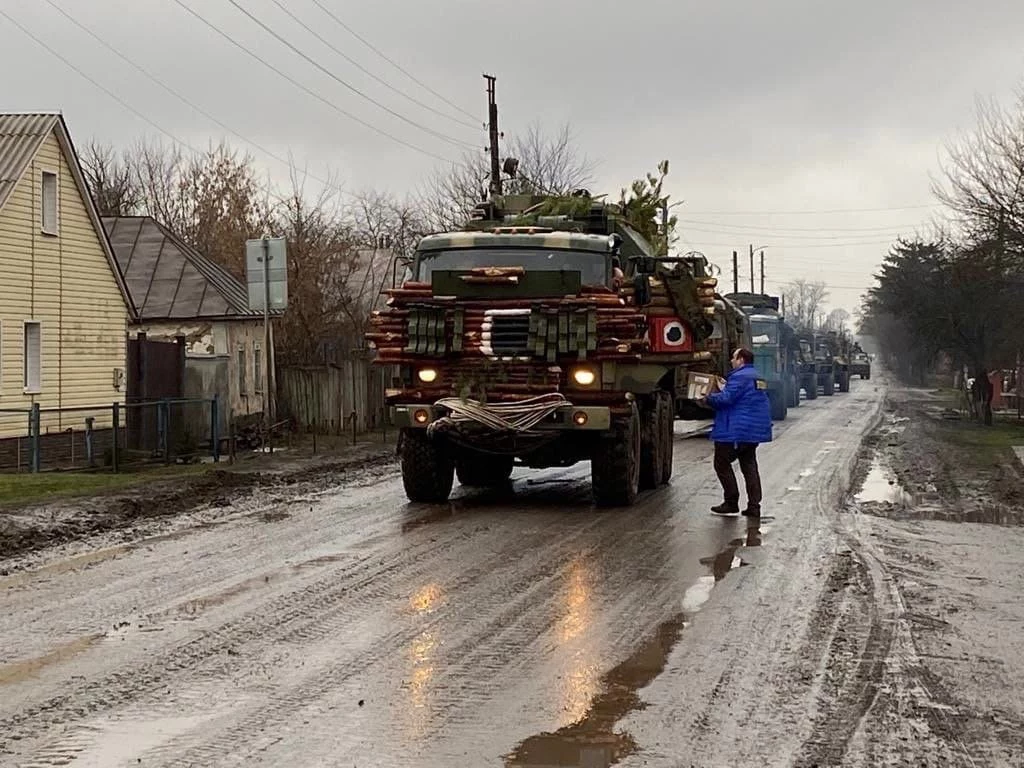 Gałęzie jako prowizoryczna osłona. Eksperci bez litości dla rosyjskich ciężarówek / Foto: Rob Lee