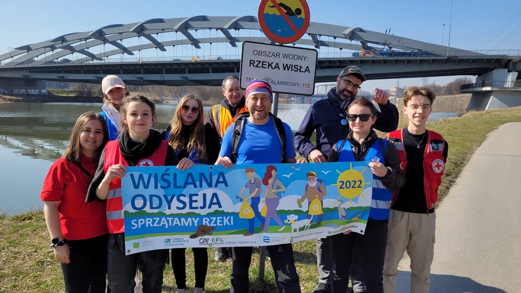 Ekolog i podróżnik Dominik Dobrowolski z pracownikami i wolontariuszami Czerwonego Krzyża. Ekolog i podróżnik Dominik Dobrowolski z pracownikami i wolontariuszami Czerwonego Krzyża.