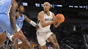 Jeremy Sochan (przy piłce) okazał się objawieniem w lidze NCAA. Teraz spróbuje podbić też NBA