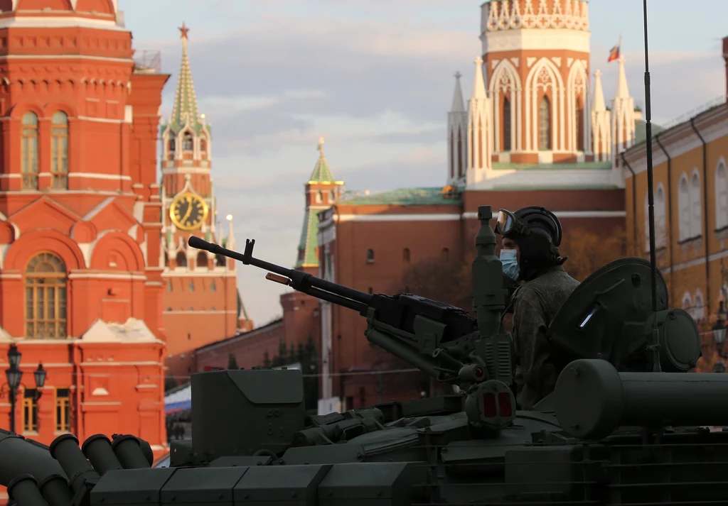 Rosyjski czołg T-90 w Moskwie Rosyjski czołg T-90 w Moskwie