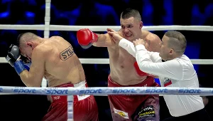 Andrzej Wawrzyk (z prawej), tu w walce z Marcinem Rekowskim. Sędzią Leszek Jankowiak