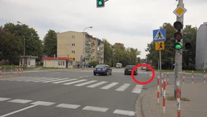 Dwa pasy przechodzą w jeden. Pierwszeństwo ma auto z prawej czy z lewej?