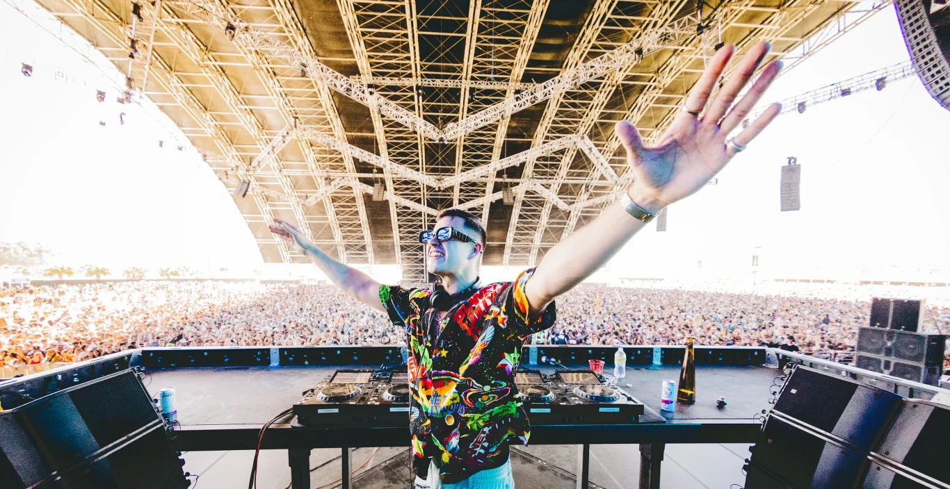 Na festiwal w 2015 roku sprzedano 198 tys. biletów, co dało przychód w wysokości ok. 84,3 miliona dolarów. To światowy rekord na rynku koncertowym. John Summit