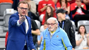 Ma 98 lat, uciekł z Ukrainy, spełnia się w tenisie - zagrał z deblistkami