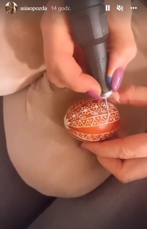 Joanna Opozda znalazła czas na zdobienie jajek