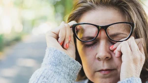 Nawracające drganie powieki może być jednym z pierwszych objawów poważnych chorób neurologicznych i nie należy go bagatelizować