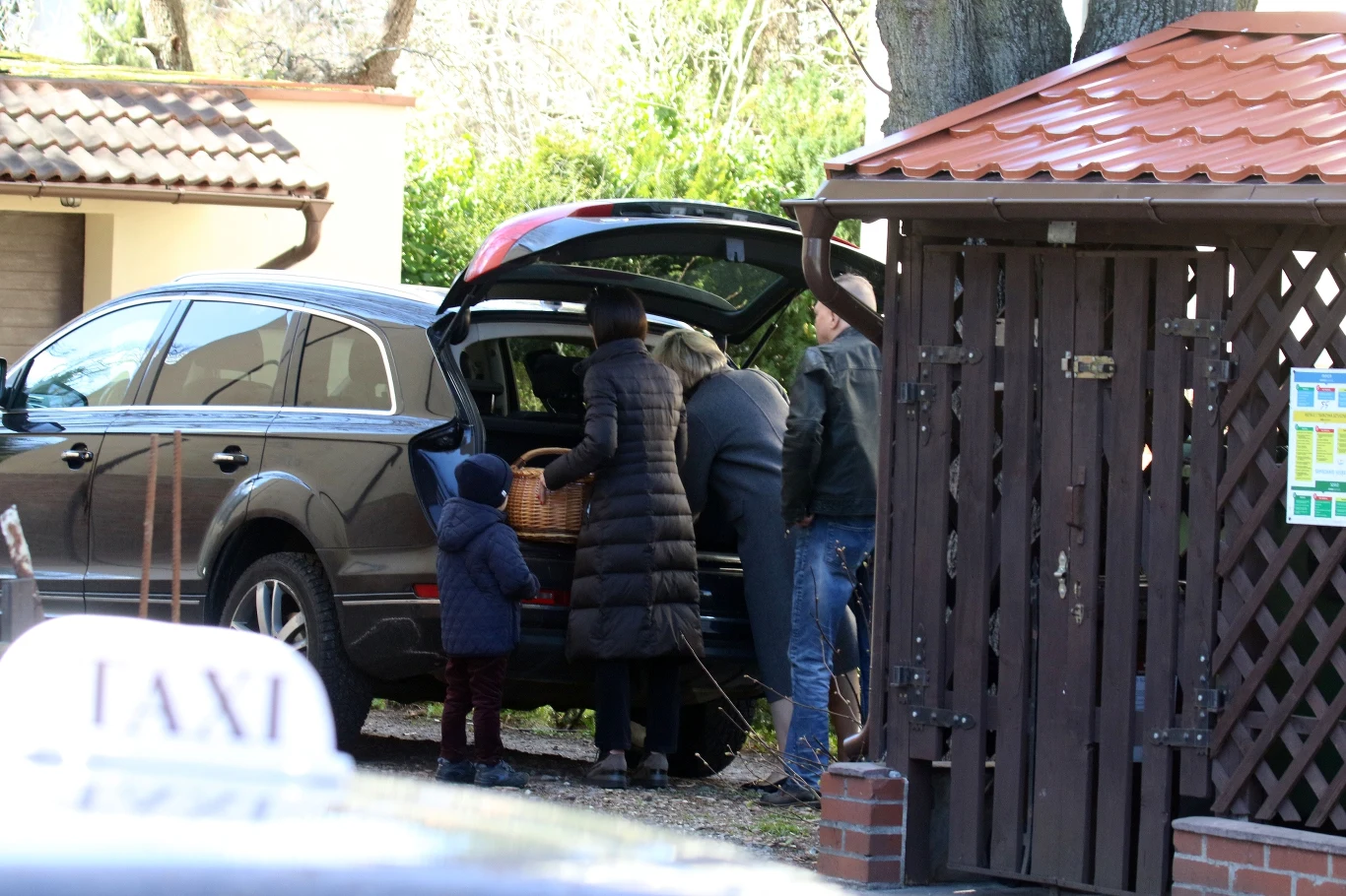 Rodzina pomogła Marcie Kaczyńskiej w zapakowaniu rzeczy do bagażnika Rodzina pomogła Marcie Kaczyńskiej w zapakowaniu rzeczy do bagażnika