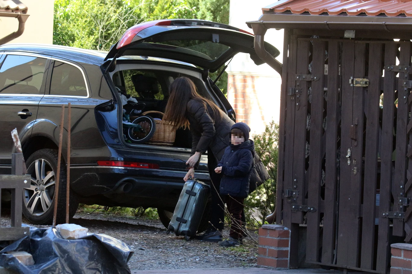 Mały Staś pomagał mamie w pakowaniu Mały Staś pomagał mamie w pakowaniu