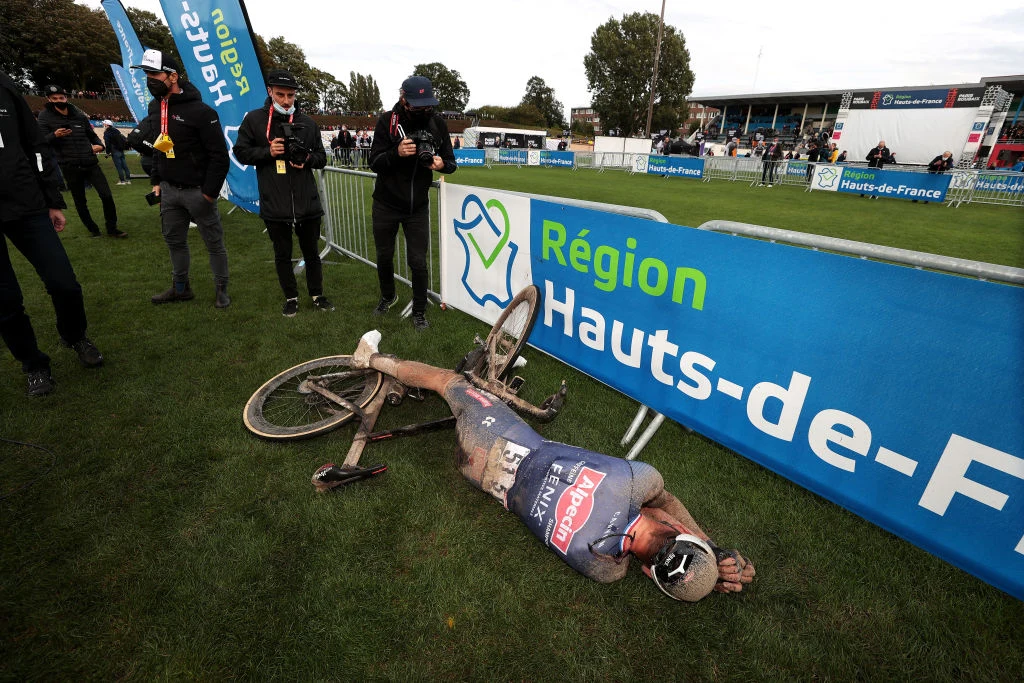 Wycieńczony Mathieu van der Poel, trzeci zawodnik edycji 2021 na mecie w Roubaix