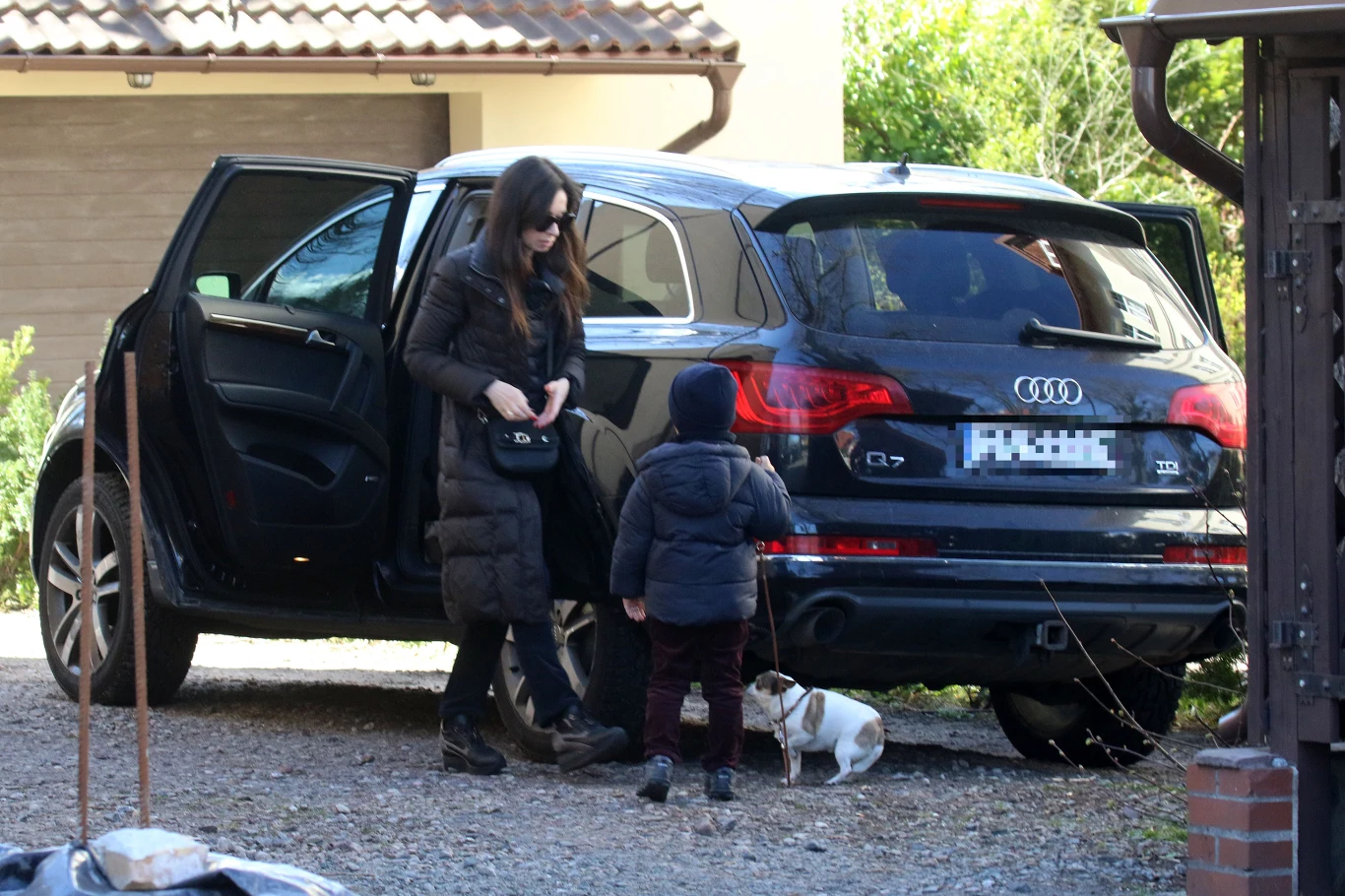 Staś i jego czworonożny przyjaciel z radością wsiedli do samochodu Staś i jego czworonożny przyjaciel z radością wsiedli do samochodu