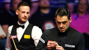 Ronnie O'Sullivan, w tle David Gilbert