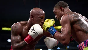 Errol Spence junior (z prawej) w walce z Yordenisem Ugasem