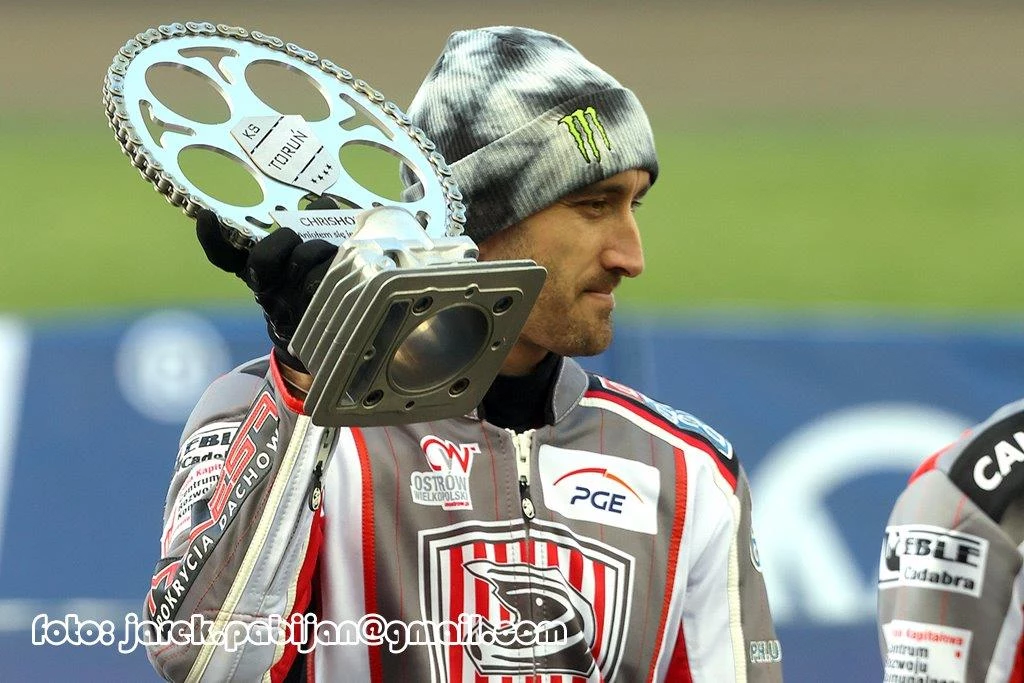 Chris Holder z pamiątkową statuetką