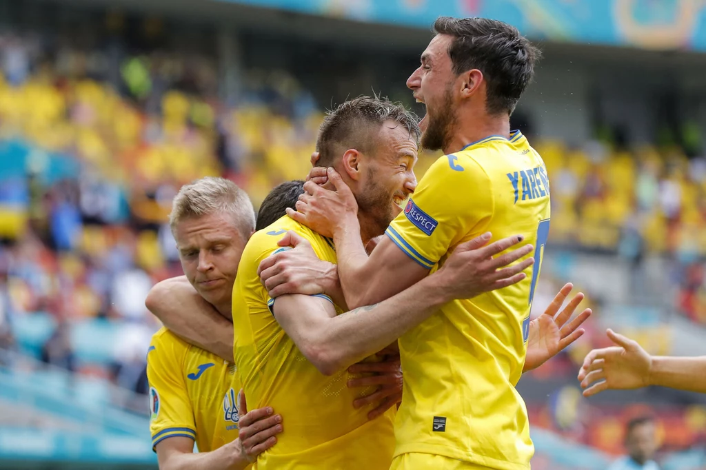 Obrazek z ubiegłorocznych finałów Euro 2020. Reprezentanci Ukrainy fetują zdobycie bramki Obrazek z ubiegłorocznych finałów Euro 2020. Reprezentanci Ukrainy fetują zdobycie bramki