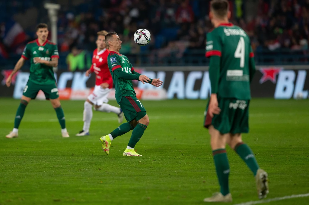 Robert Pich nękał obronę Wisły Kraków Robert Pich nękał obronę Wisły Kraków