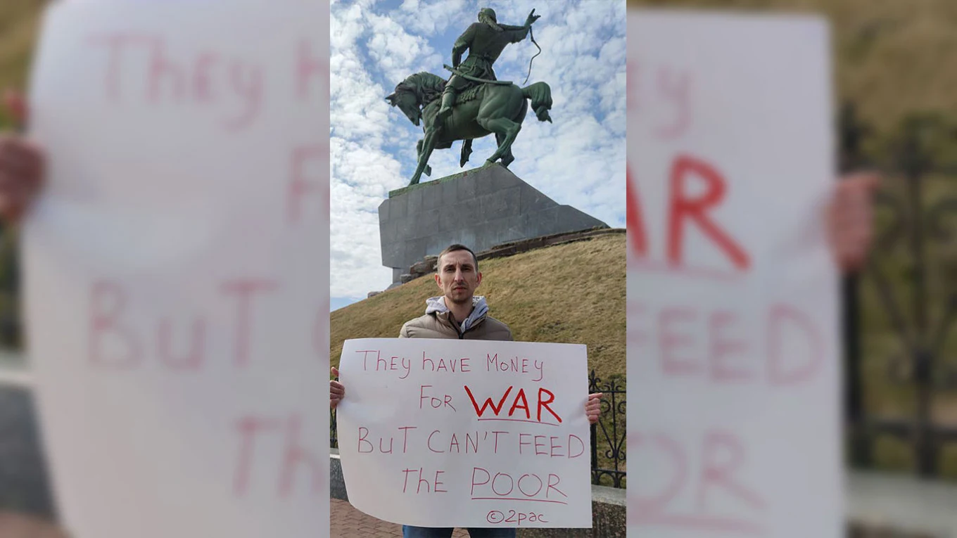 Ajnur Szajchmetow zacytował utwór "Keep Ya Head Up"