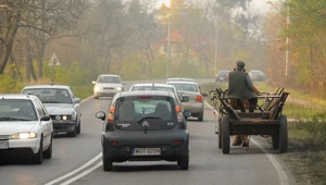 Czy można wyprzedzać traktor na linii ciągłej?