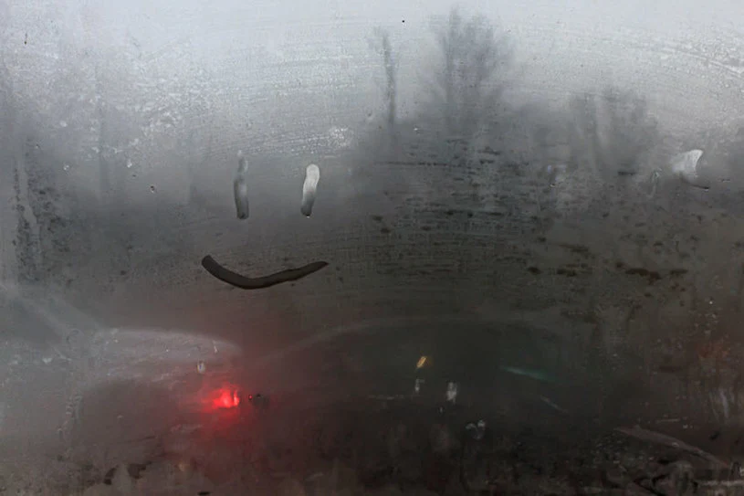 Jeśli mamy do czynienia z często zaparowanymi szybami, warto sprawdzić stan filtra kabinowego.