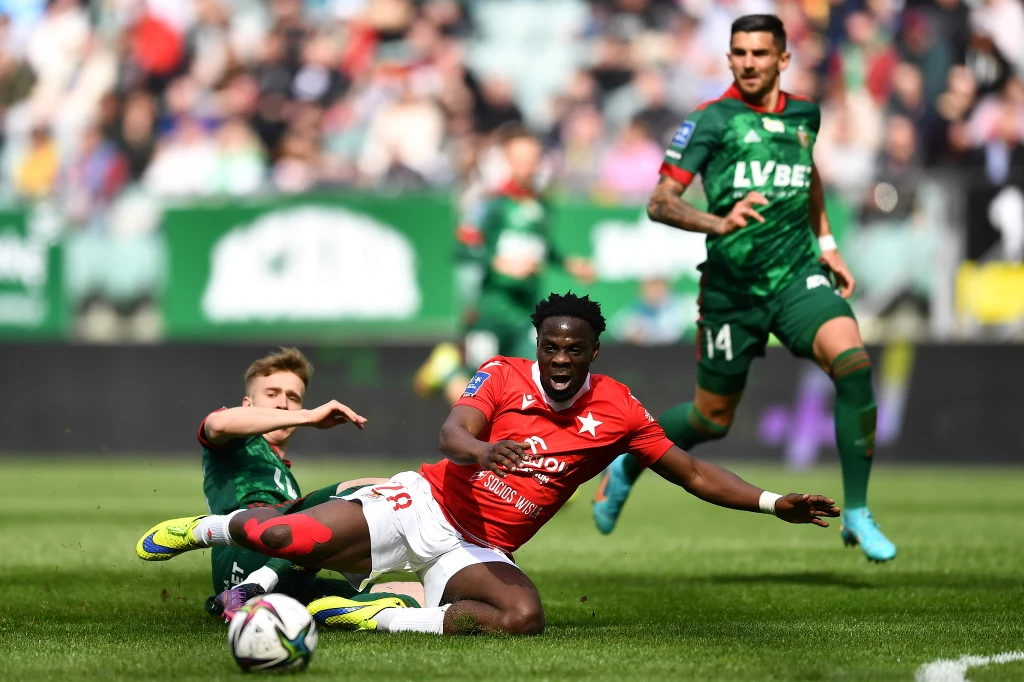 Piłkarz Śląska Wrocław Łukasz Bejger (L) i Elvis Manu (C) z Wisły Kraków podczas meczu Ekstraklasy, Piłkarz Śląska Wrocław Łukasz Bejger (L) i Elvis Manu (C) z Wisły Kraków podczas meczu Ekstraklasy,