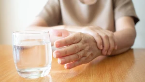 Przyczyną drżenia rąk może być niedobór pierwiastków lub stres i emocje