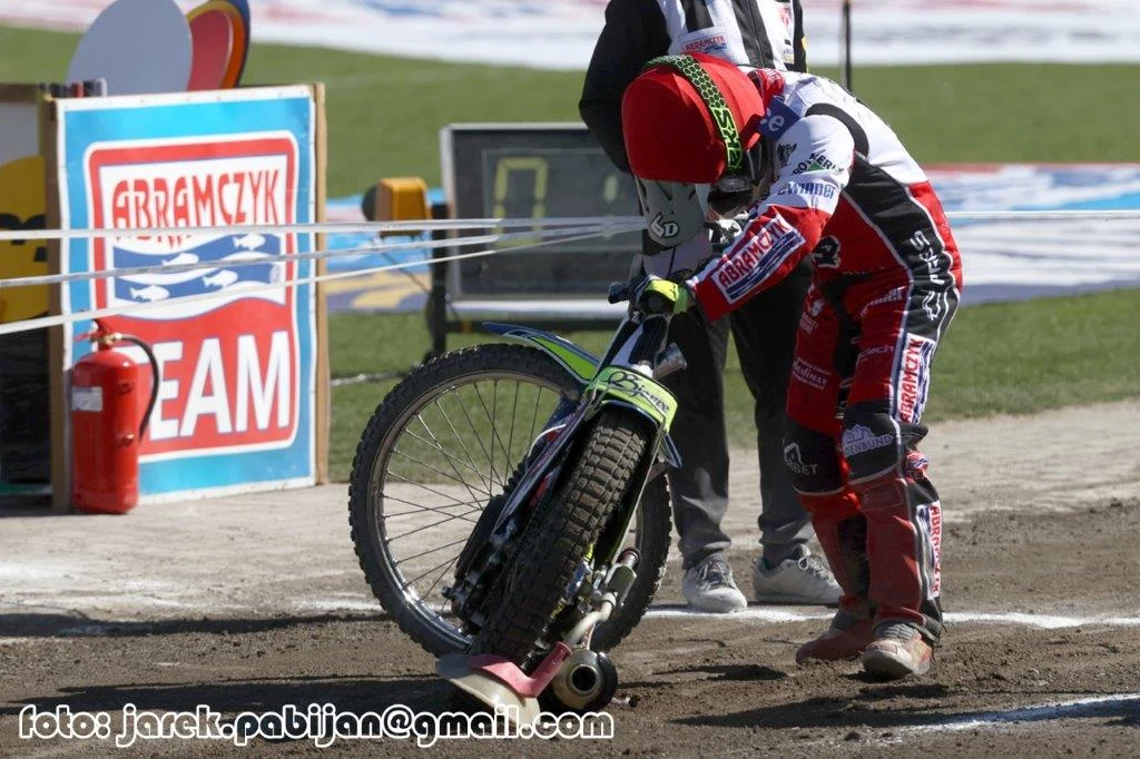 Kenneth Bjerre przygotowujący koleinę do startu Kenneth Bjerre przygotowujący koleinę do startu