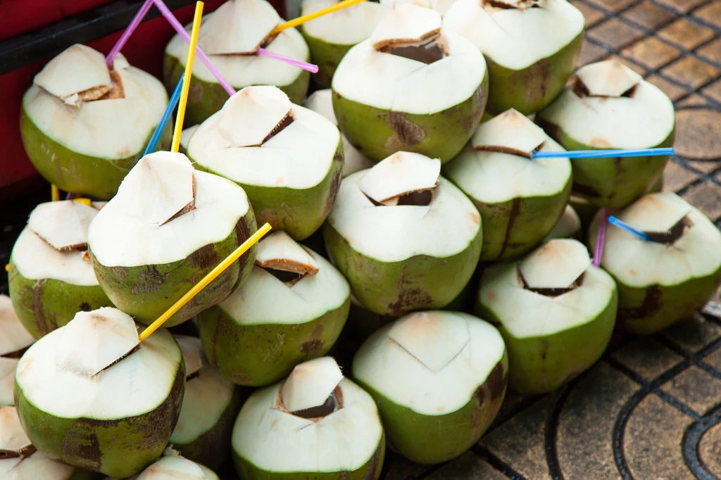 Woda kokosowa pozyskiwana jest z zielonych, młodych orzechów kokosa
