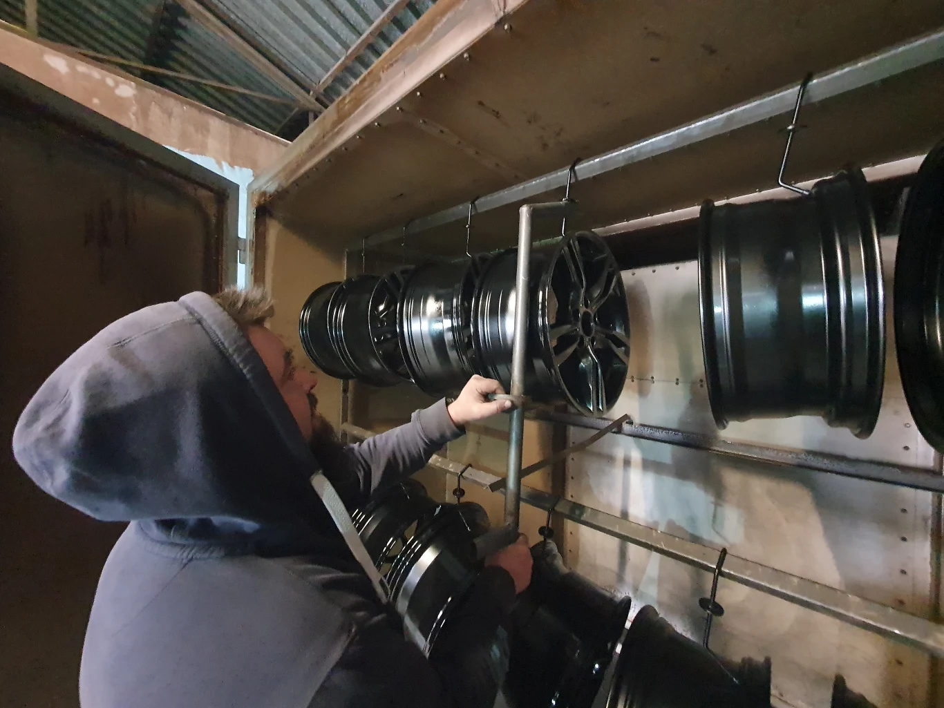 Przy profesjonalnym procesie renowacji felg samochodowych obręcze aż 4 razy muszą trafić do pieca rozgrzanego do 200 °C