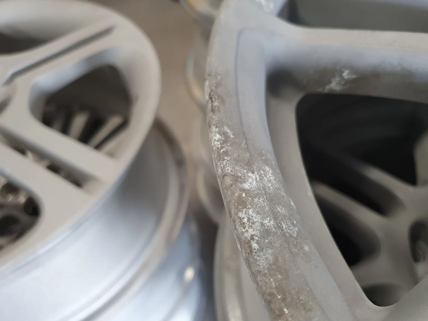 W przypadku uszczerbków w materiale stosuje się w przypadku alufelg tzw. napawanie. Poza uszkodzeniami mechanicznymi w trakcie procesu renowacji usunięte zostaną także oznaki korozji aluminium