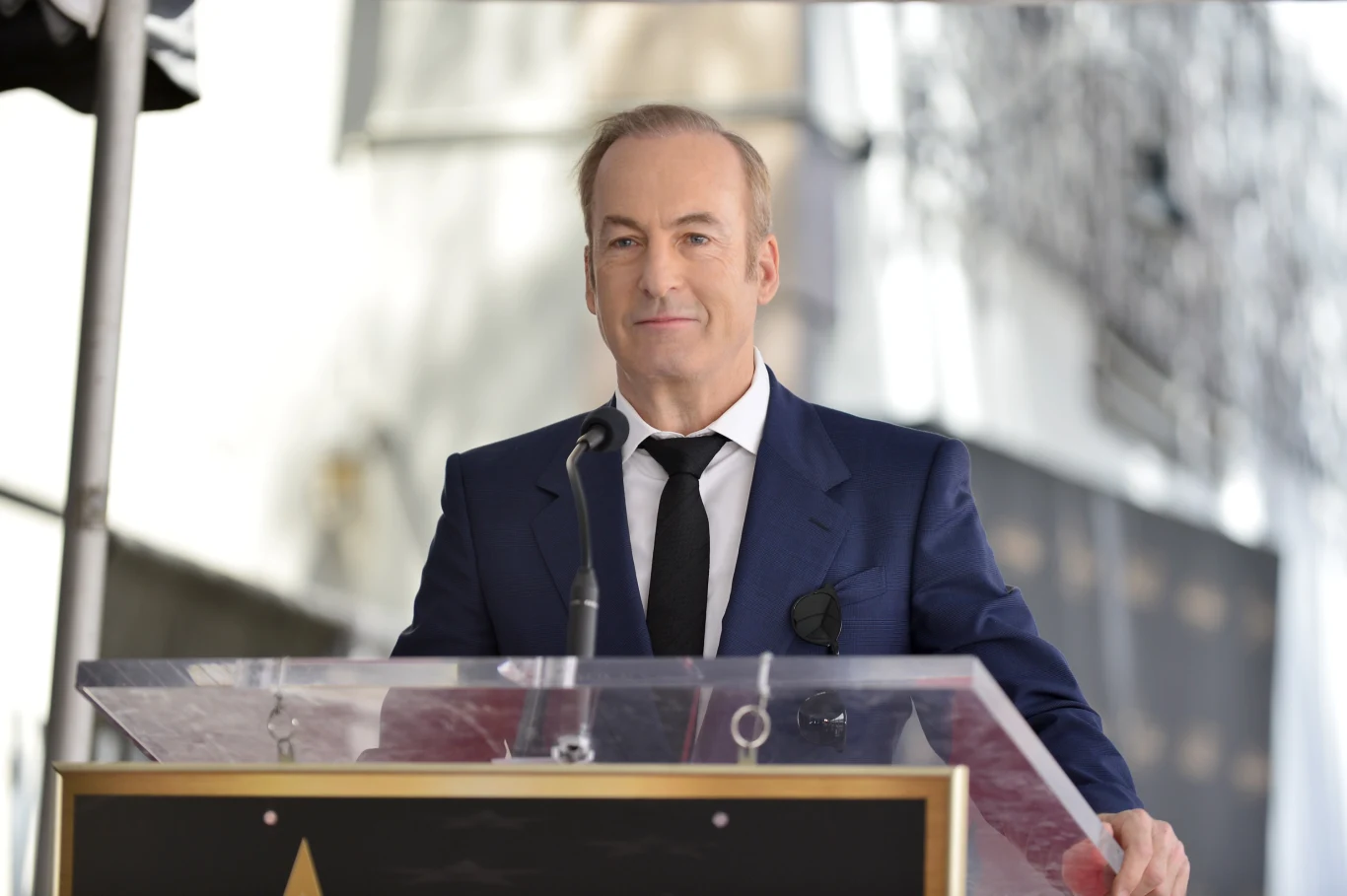 Bob Odenkirk w trakcie uroczystego odsłonięcia swojej gwiazdy w Hollywoodzkiej Alei Sław Bob Odenkirk w trakcie uroczystego odsłonięcia swojej gwiazdy w Hollywoodzkiej Alei Sław