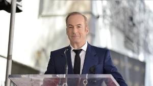 Bob Odenkirk w trakcie uroczystego odsłonięcia swojej gwiazdy w Hollywoodzkiej Alei Sław  