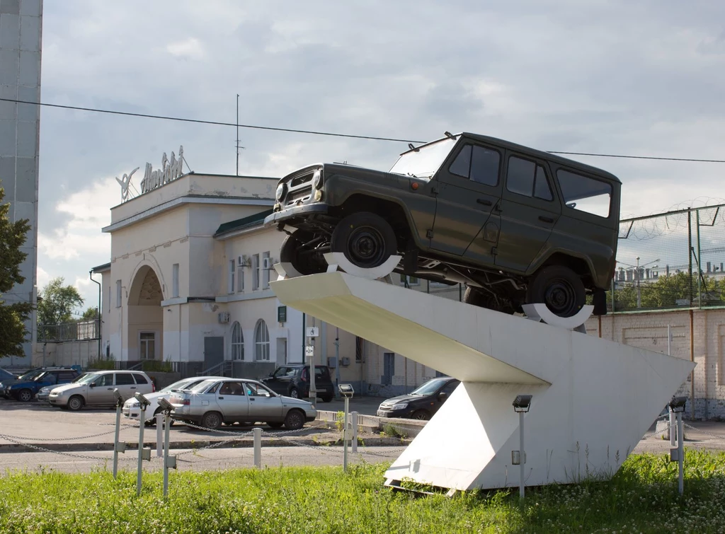 Uaz na cokole przed siedzibą fabryki w Ulianowsku 