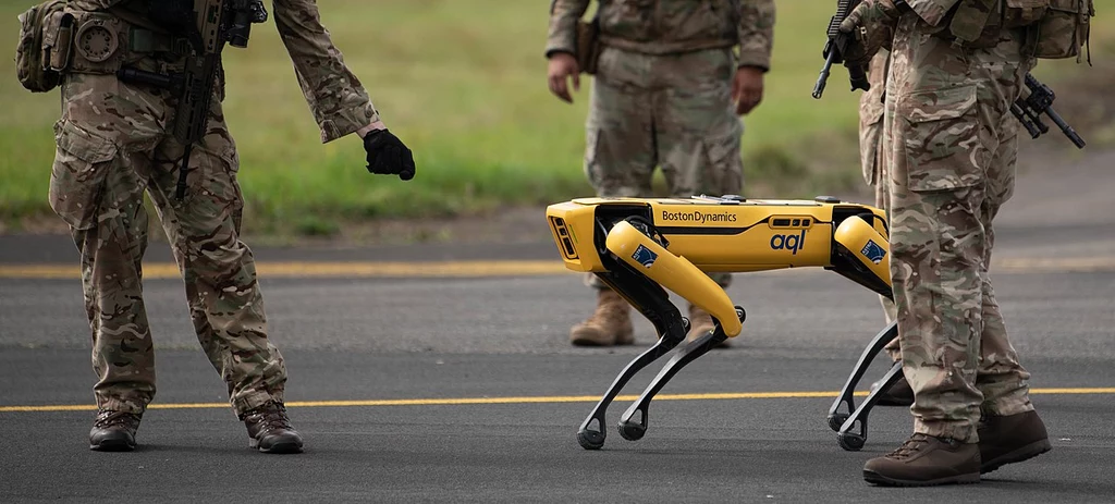 Czworonożny robot Spot firmy Boston Dynamics podczas wspólnych ćwiczeń wojsk amerykańskich i brytyjskich w sierpniu 2021 roku.