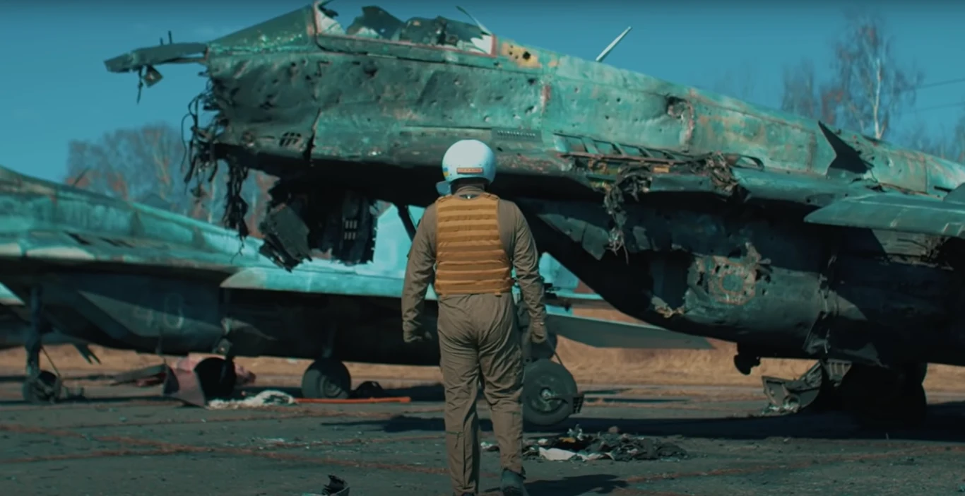 Kadr ze spotu promującego akcję #buymeafighterjet Kadr ze spotu promującego akcję #buymeafighterjet