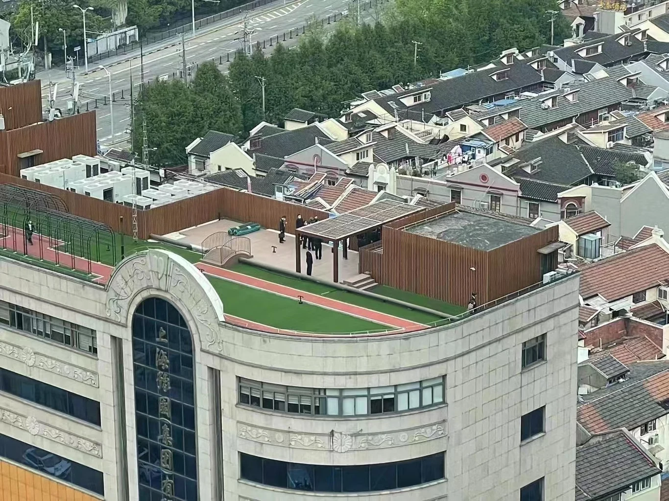 Chińskie władze uciekają na dachy wieżowców w Szanghaju w obawie przed spotkaniem zdenerwowanych lock-downem mieszkańców