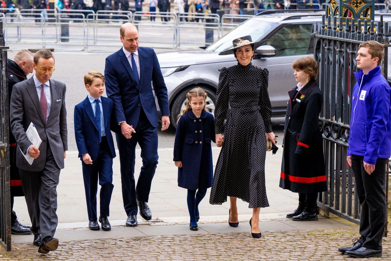 Księżna Kate i książę William z dziećmi Księżna Kate i książę William z dziećmi
