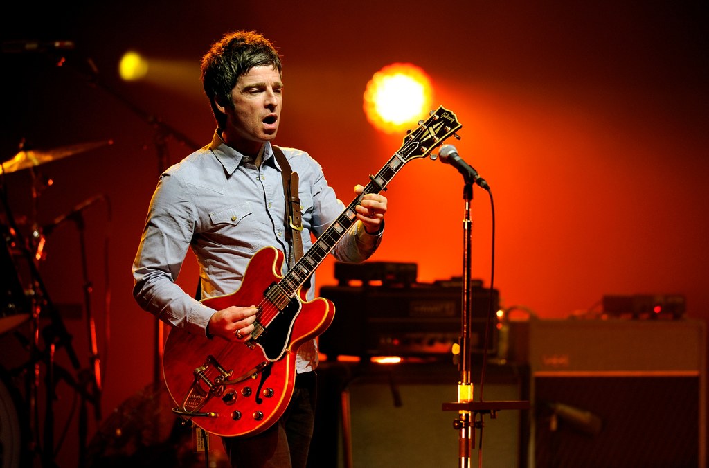 Noel Gallagher z naprawioną gitarą Gibson ES-355