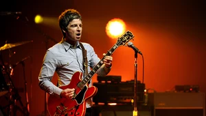 Noel Gallagher z naprawioną gitarą Gibson ES-355