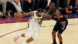 Brandon Ingram (z piłką) kontra Chris Paul