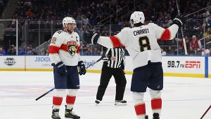 Aleksander Barkov (przodem)