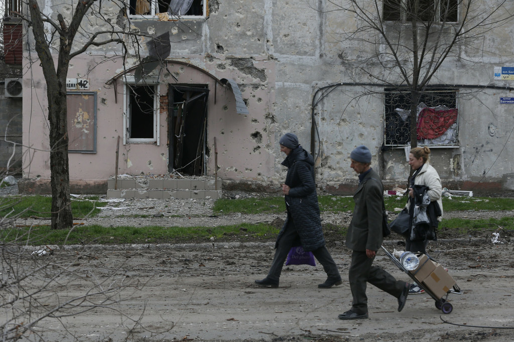 Zniszczony Mariupol wciąż "zamieszkują" tysiące osób. Brakuje im wody, jedzenia i dachu nad głową...