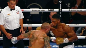 Ołeksandr Usyk w walce z Anthonym Joshuą