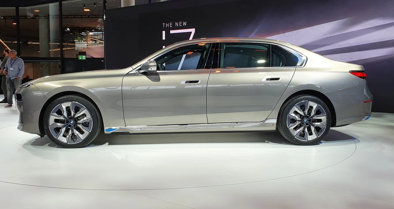 BMW i7