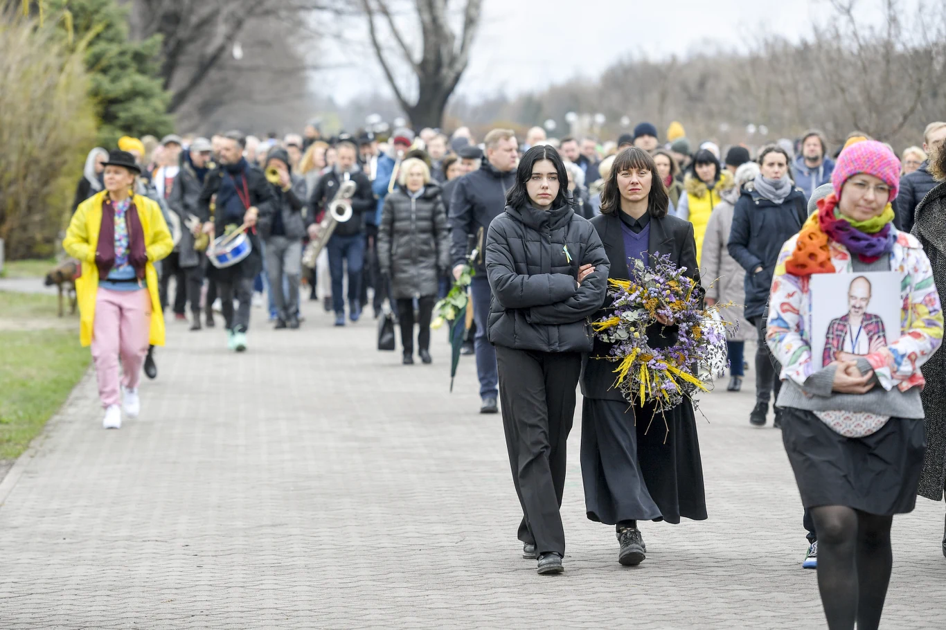 Pogrzeb Jacka "Budynia" Szymkiewicza. Na pierwszym planie Marta Malikowska - Szymkiewicz, aktorka, była partnerka zmarłego muzyka wraz z córką Jacka Szymkiewicza. Pierwsza z prawej - Anna, obecna partnerka Jacka Szymkiewicza