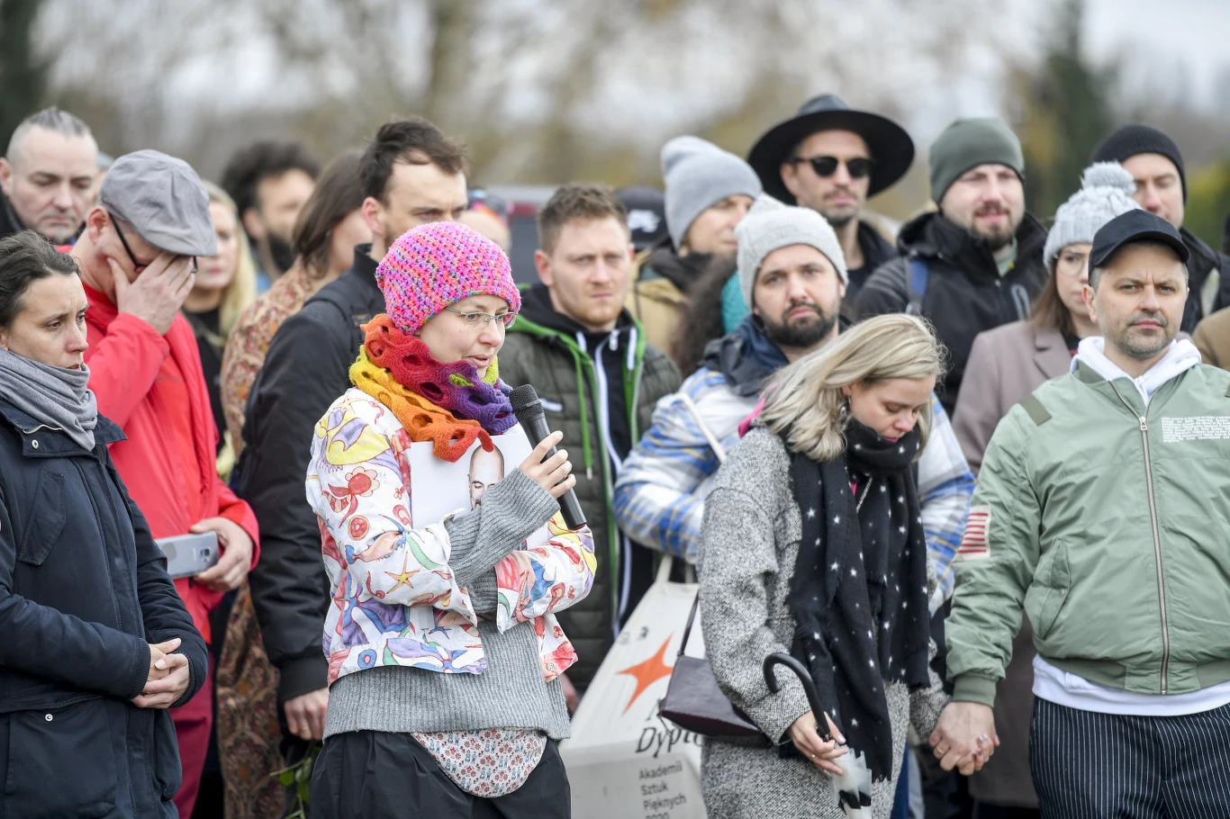 Pogrzeb Jacka "Budynia" Szymkiewicza. Na zdjęciu partnerka zmarłego muzyka Anna. Pierwszy z prawej Marcin Macuk, kolega z zespołu Pogodno
