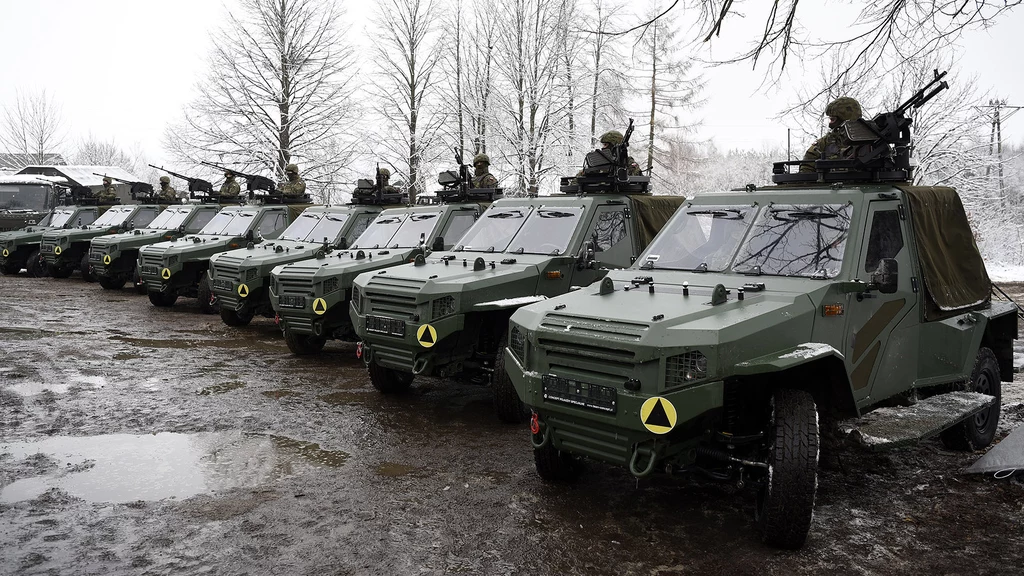 Żmije w polskim wojsku - to terenówki dla zwiadu i specjalsów. Auto bazuje na zmodyfikowanej ramie Mitsubishi L200 i napędzane jest tym samym turbodieslem o pojemności 2,4 litra i mocy 180 KM