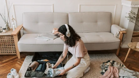 Odzież najlepiej umieścić w walizce na samym dole, czyli jako pierwszą, najniższą warstwę