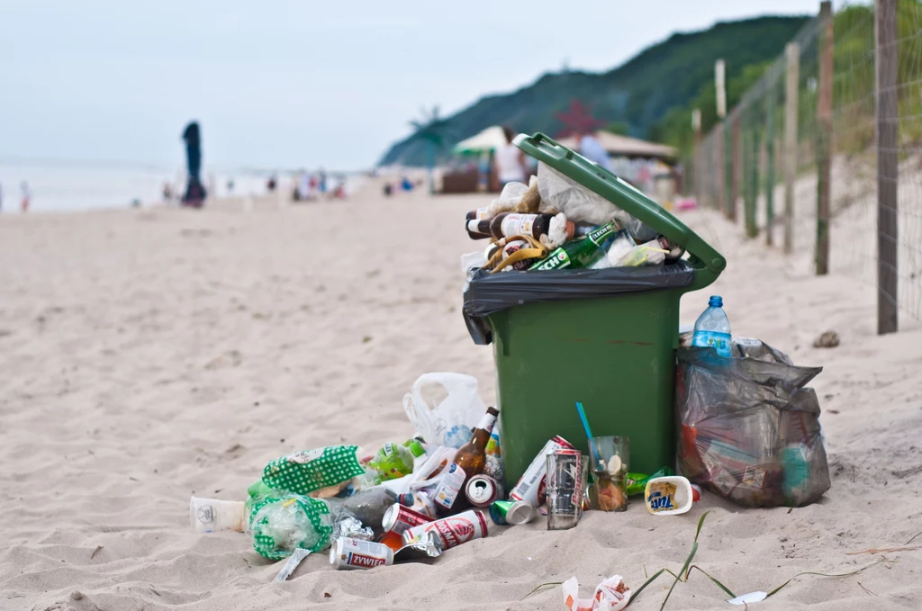 Butelki, puszki, niedopałki papierosów i inne śmieci to nadal częsty widok nad polskim morzem. Ale to nie jedyne odpady, jakie zagrażają Bałtykowi