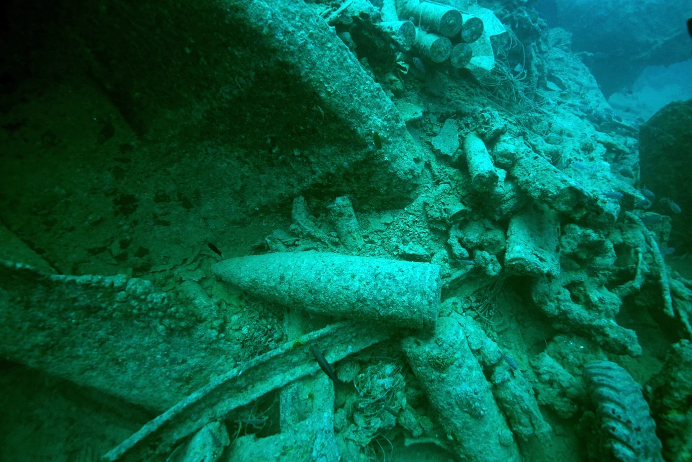 Na dnie Morza Bałtyckiego zalega ponad 500 tys. ton różnego rodzaju broni i amunicji. W polskiej części zatopionych jest też 400 wraków okrętów wojennych Na dnie Morza Bałtyckiego zalega ponad 500 tys. ton różnego rodzaju broni i amunicji. W polskiej części zatopionych jest też 400 wraków okrętów wojennych