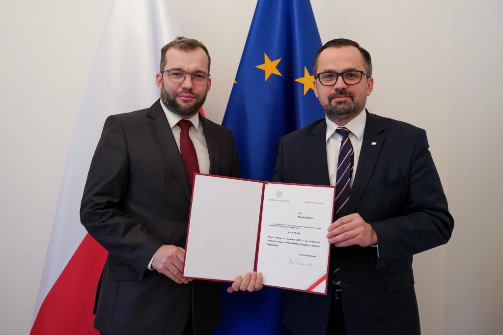 Grzegorz Puda, minister funduszy i polityki regionalnej (L) i Marcin Horała, sekretarz stanu, pełnomocnik rządu ds. Centralnego Portu Komunikacyjnego dla RP (P). Źródło: Twitter Ministerstwa Funduszy i Polityki Regionalnej