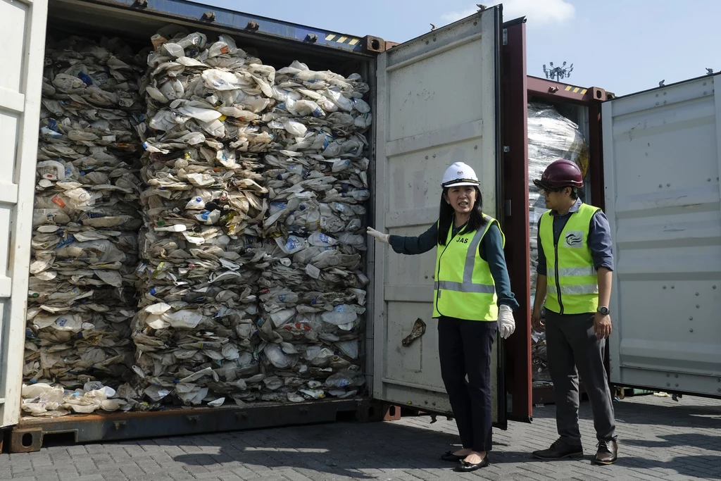 Coraz więcej krajów azjatyckich mówi "nie" śmieciom produkowanym na Zachodzie